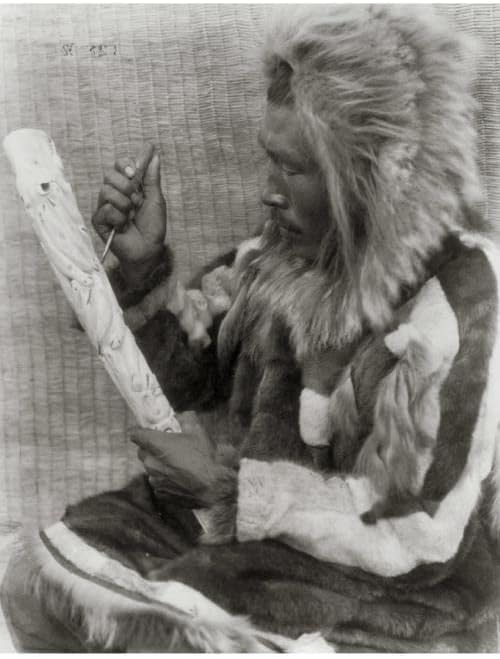 Tarihselfindings Fotoğraf: Oymacı-Nunivak, 28 Şubat c1929, Edward S. Curtis, Eskimo, Kürk Giysi
